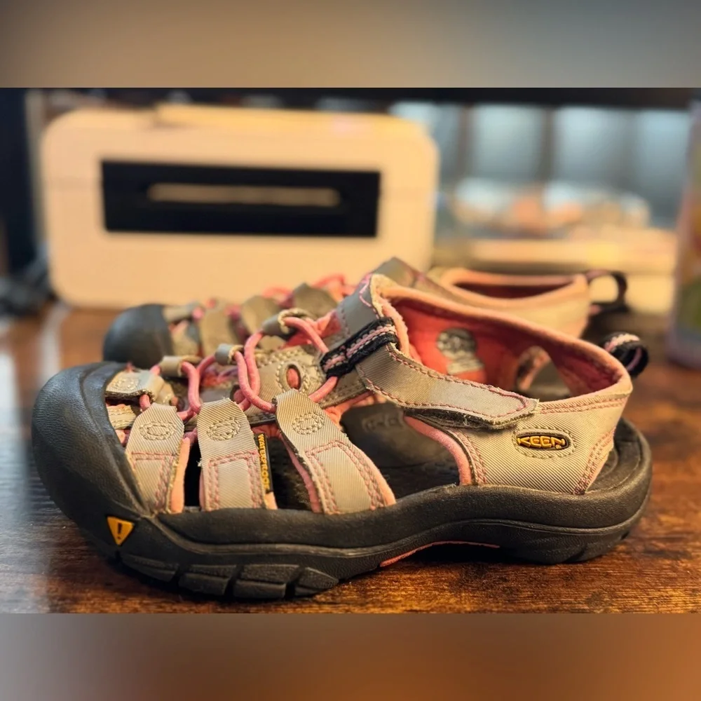 Keen Newport H2 Waterproof Sport Sandals Kids/Youth Size 2 Gray Pink